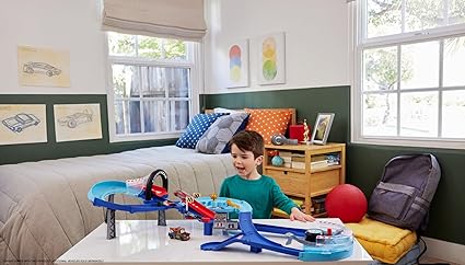 Mattel Disney and Pixar Cars Playset with 2 Toy Cars, Lightning McQueen &amp; Francesco Bernoulli